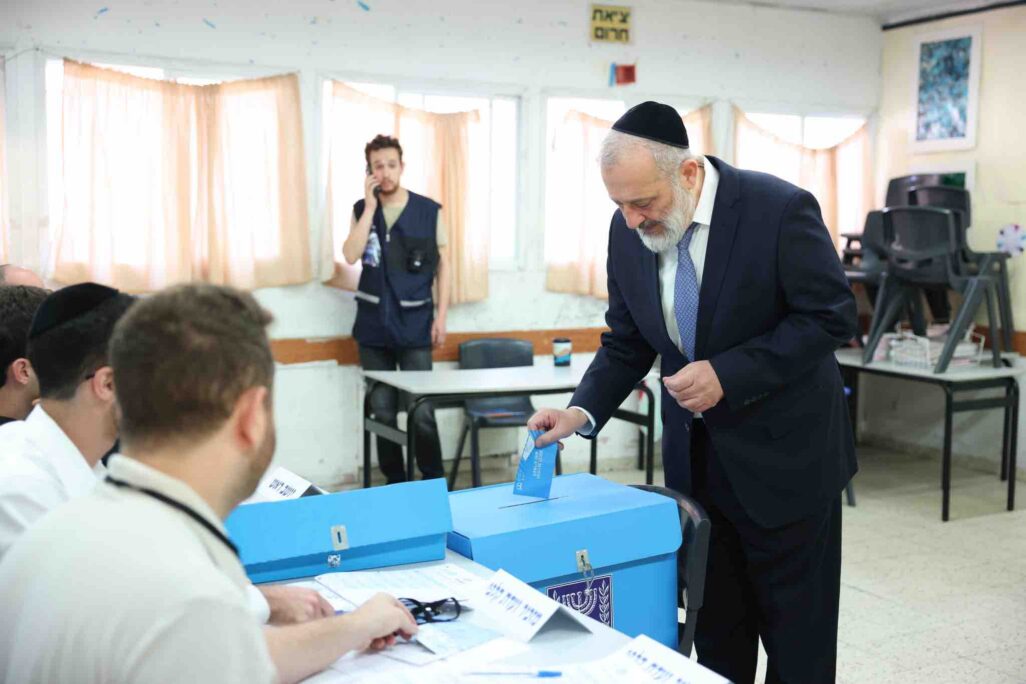 יו"ר ש"ס הרב אריה דרעי מצביע בקלפי בשכונת הר נוף בירושלים (צילום: יעקב כהן) יו"ר ש"ס הרב אריה דרעי מצביע בקלפי בשכונת הר נוף בירושלים (צילום: יעקב כהן)