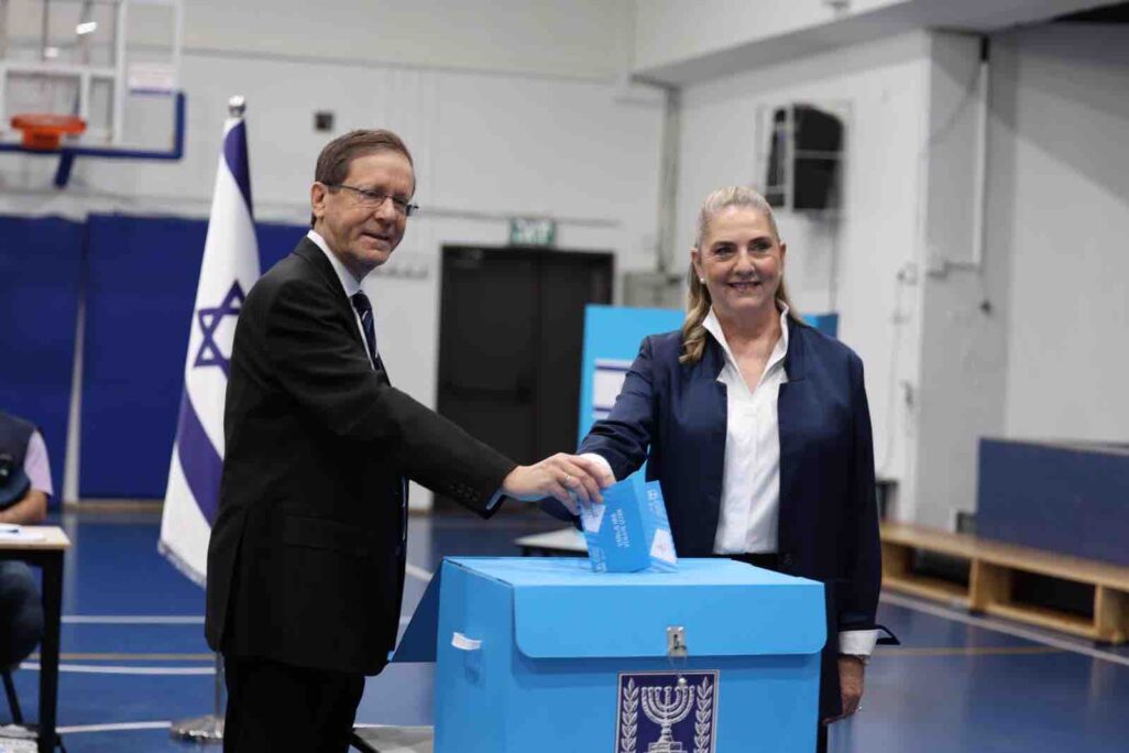 נשיא המדינה בוז׳י הרצוג מצביע (צילום: הילל בן אור)