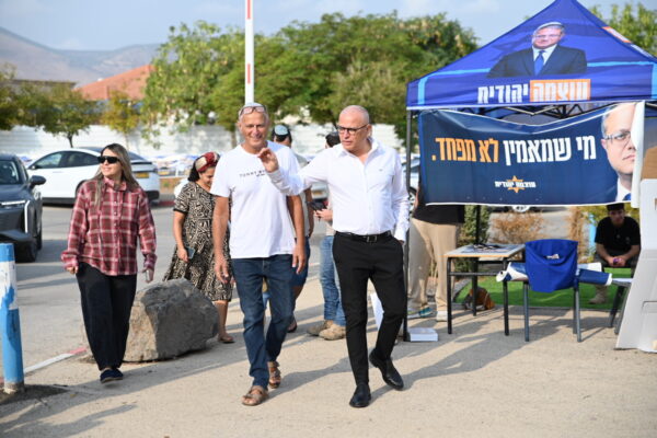 רפי בן שטרית, ראש עיריית בית שאן לשעבר ומועמד ישראל ביתנו, על רקע דוכן בחירות של סמוטריץ' בבית שאן (צילום: אור גואטה)