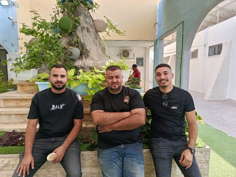 סלאם אלקרנאווי (במרכז). (צילום: מאיה צוק)