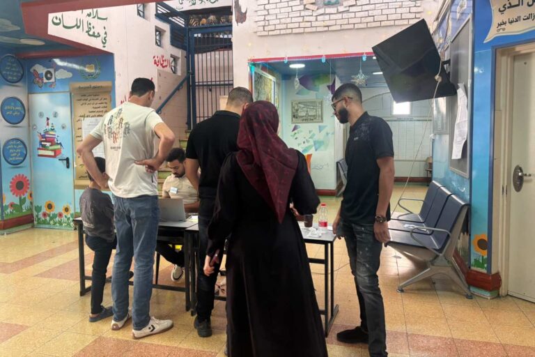 כניסה לקלפי ברהט (צילום: מאיה צוק)