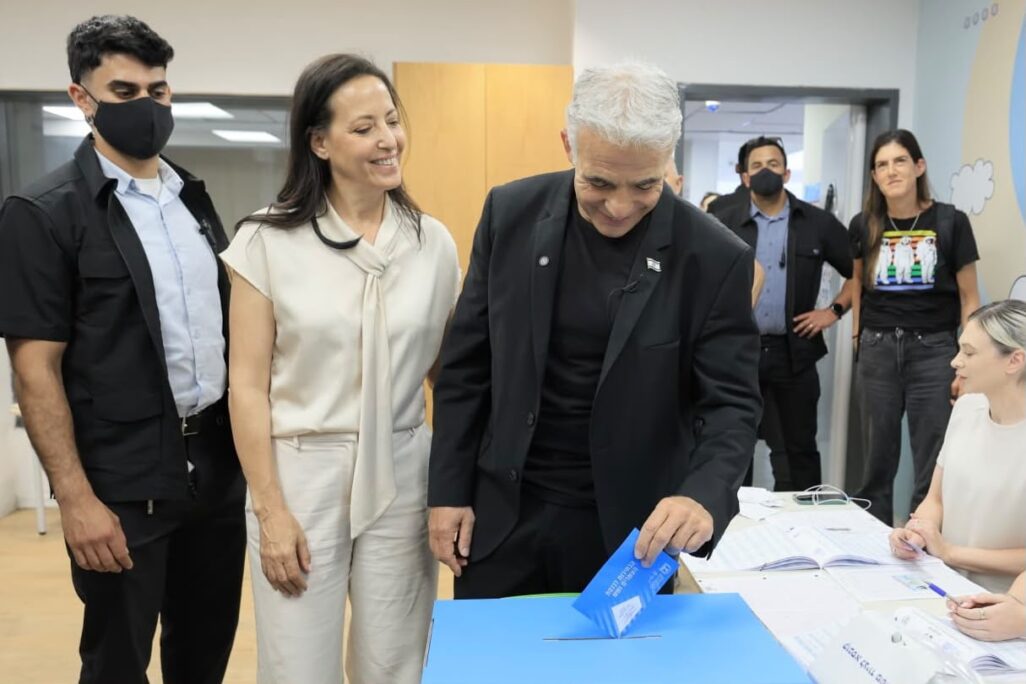 ראש הממשלה לשעבר ויו"ר האופוזיציה לפיד ואשתו ליהיא לפיד מצביעים בתל אביב (צילום: רשתות חברתיות לפי סעיף 27א')