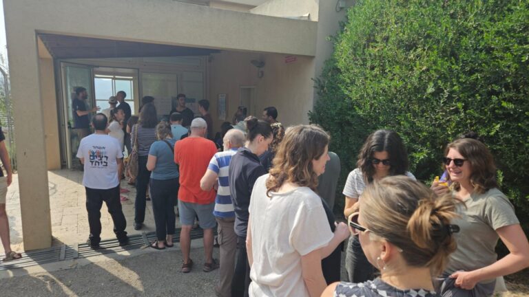 תור לקלפי בתל אביב (צילום: דורון הבסי)