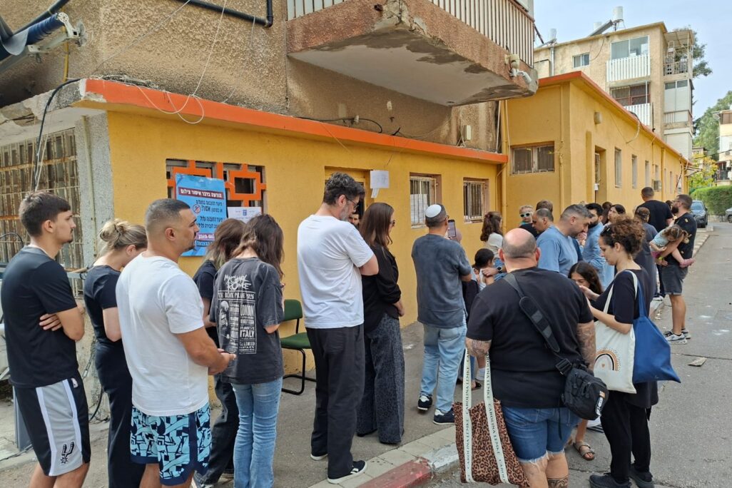 תור ארוך בקלפי בקרית אליעזר (צילום: אמיתי פרץ)