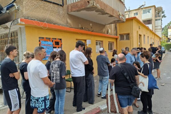 תור ארוך בקלפי בקרית אליעזר (צילום: אמיתי פרץ)