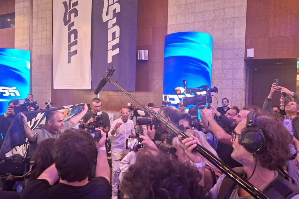 לירן 'חולצה אפורה' ותומר 'משקף לבן' בכינוס הליכוד לאחר בחירות 2026 בבנייני האומה (צילום: יובל לקח) לירן 'חולצה אפורה' ותומר 'משקף לבן' בכינוס הליכוד לאחר בחירות 2026 בבנייני האומה (צילום: יובל לקח)