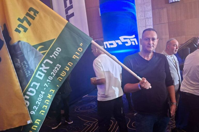 תמיר בטיטו, אביו של ראם מאיר בטיטו שנפל ב-7 באוקטובר, בכנס הליכוד עם סיום בחירות 2026 (צילום: יובל לקח)