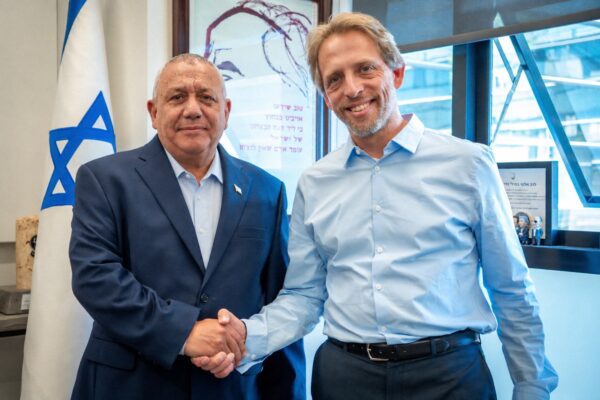 רועי פולקמן (מימין) וגדי איזנקוט (צילום: דוברות מפלגת ישר)