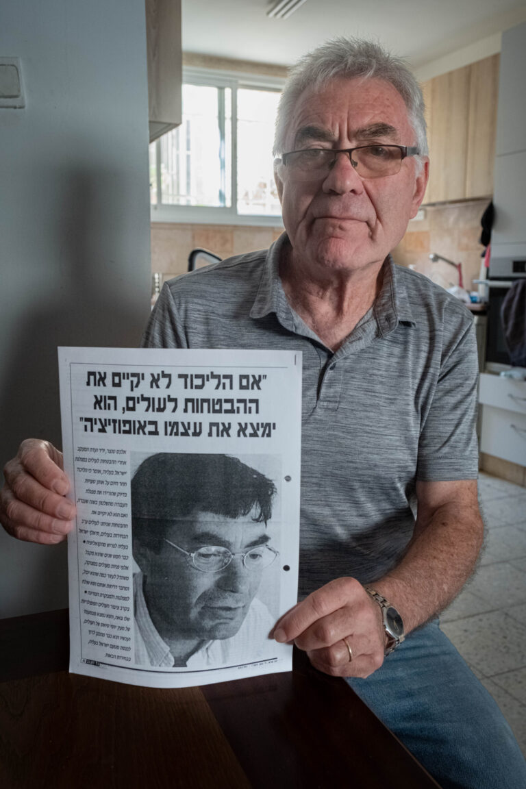 אלכס טנצר עם כתבה בה התראיין לקראת בחירות 1999 (צילום: אלבום פרטי)