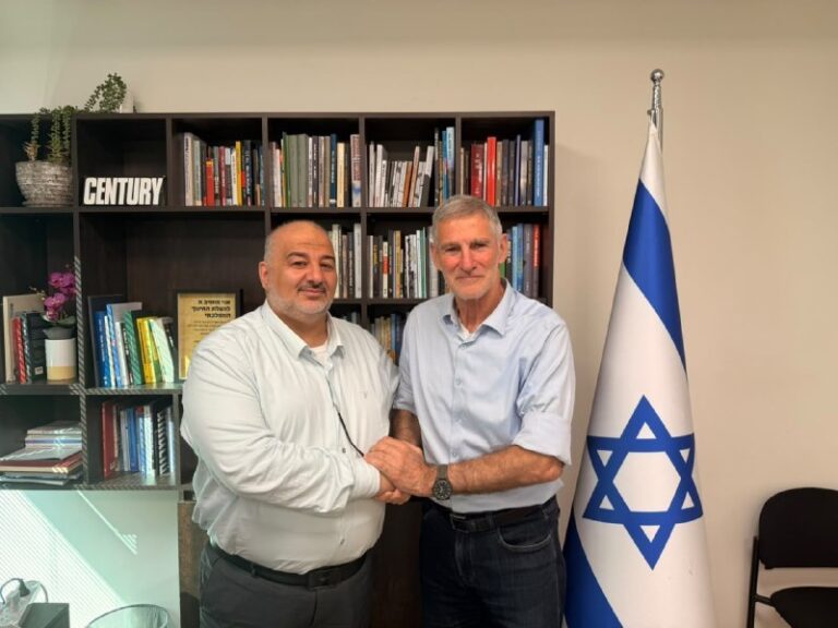 יאיר גולן ומנסור עבאס (צילום: דוברות מפלגת הדמוקרטים)