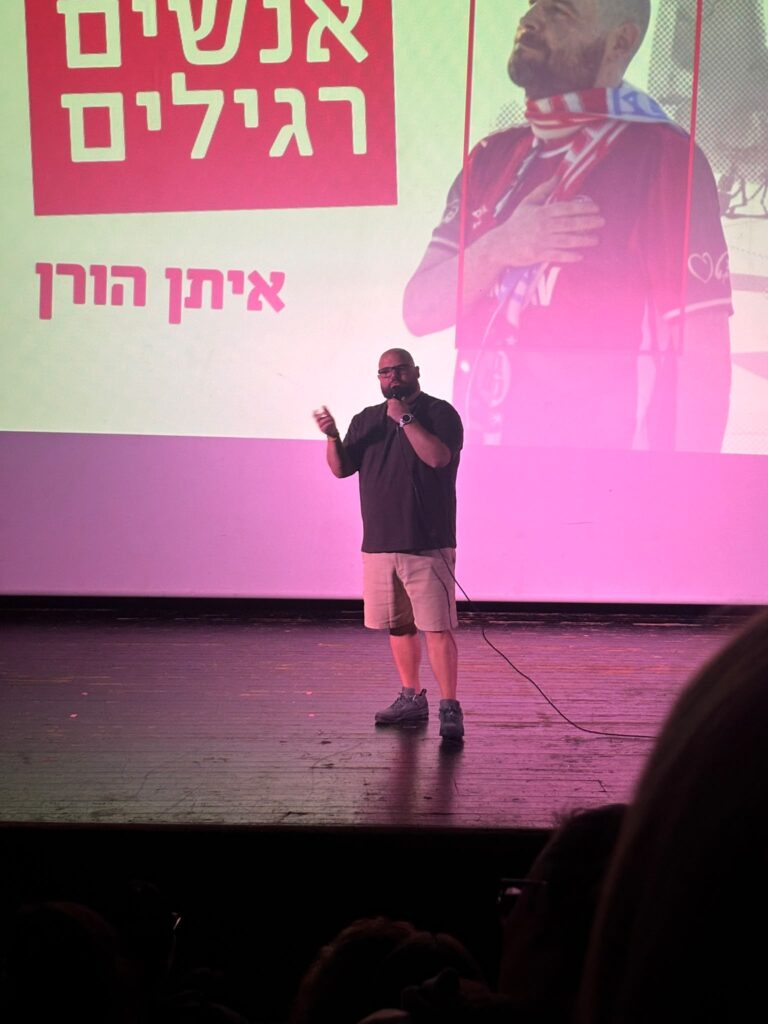 איתן הורן בהרצאתו ״כוחם של אנשים רגילים״ (צילום: יובל לקח)
