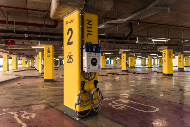 עמדות טעינה לרכבים חשמליים במתחם הנתיבים המהירים בראשו לציון (צילום: דוברות נתיבי איילון ודן נתיבים/ SKYPRO)