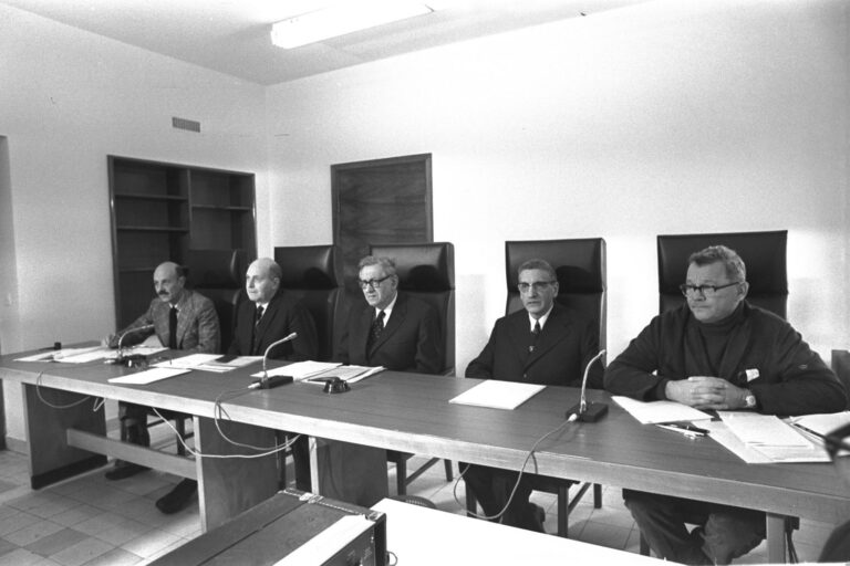 הישיבה הראשונה של ועדת אגרנט, 26 בנובמבר 1973. מימין: חיים לסקוב, יצחק נבנצל, השופט שמעון אגרנט, השופט משה לנדוי ויגאל ידין (צילום: יעקב סער / לע"מ)