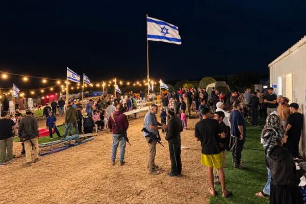 פעילי תנועת נחלה בנקודת ההתיישבות "חלוצי עזה", סמוך לגבול רצועת עזה, הלילה (צילום: דוברות נחלה)