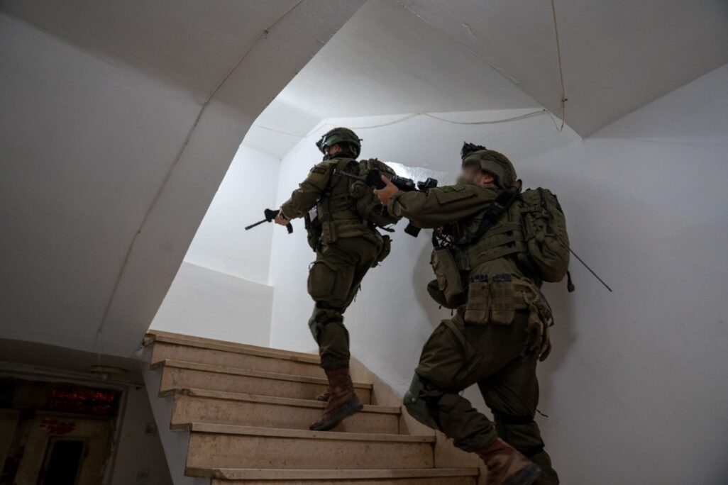 לוחמי צה"ל במבצע לסיכול טרור באזור חברון (צילום: דובר צה"ל) לוחמי צה"ל במבצע לסיכול טרור באזור חברון (צילום: דובר צה"ל)