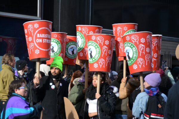 חברי Starbucks Workers United מפגינים מחוץ לבניין האמפייר סטייט בניו יורק, בדצמבר 2025, במהלך השבוע השלישי לשביתתם (צילום: Shutterstock)