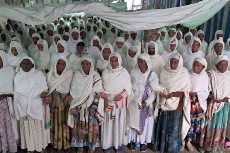 נשים בתפילת שחרית בגונדר (צילום: אלבום פרטי)