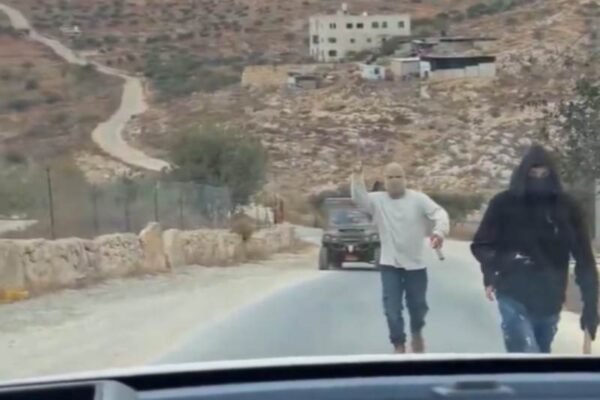 פורעים יהודים מתקרבים לרכב של משלחת דיפלומטים זרים בכפר טייבה בשומרון (צילום מסך מסרטון שצילם עמית אורפלי)