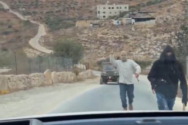 פורעים יהודים מתקרבים לרכב של משלחת דיפלומטים זרים בכפר טייבה בשומרון (צילום מסך מסרטון שצילם עמית אורפלי) פורעים יהודים מתקרבים לרכב של משלחת דיפלומטים זרים בכפר טייבה בשומרון (צילום מסך מסרטון שצילם עמית אורפלי)