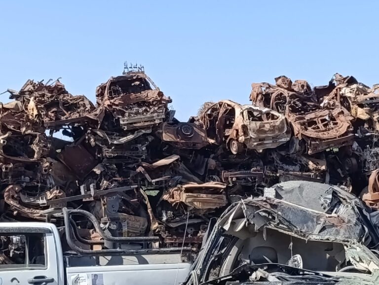 מגרש הרכבים השרופים בתקומה (צילום: אסף צבי)