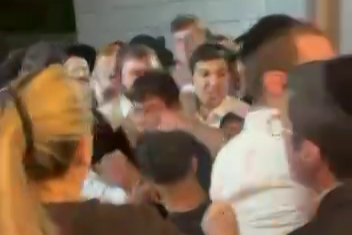 התפרעות חרדים במהלך מעצר עריק במודיעין (צילום מסך) התפרעות חרדים במהלך מעצר עריק במודיעין (צילום מסך)