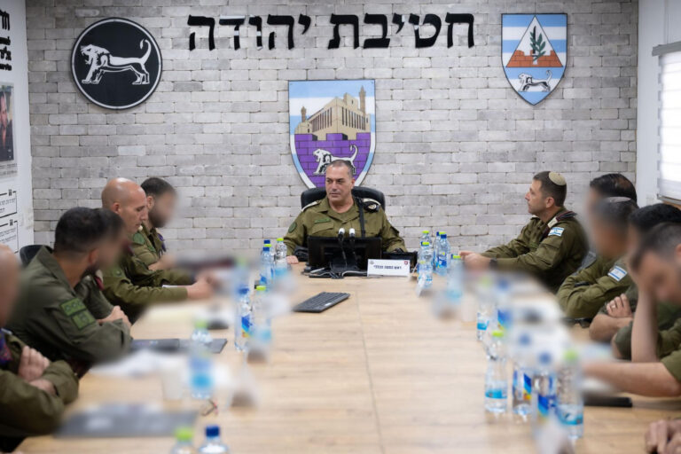 הרמטכ"ל זמיר בהערכת מצב בפיקוד המרכז (צילום: דובר צה"ל)