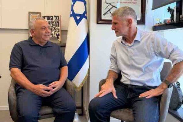 יאיר גולן וגדי איזנקוט (צילום: מפלגת הדמוקרטים)