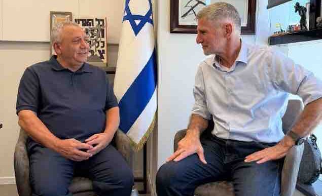 המגעים להקמת ממשלה: איזנקוט נפגש עם בנט וגולן, גולן נפגש גם עם עבאס ולפיד