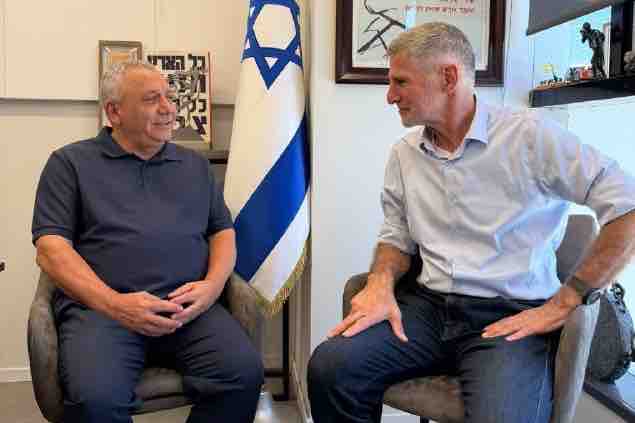 יאיר גולן וגדי איזנקוט (צילום: מפלגת הדמוקרטים)