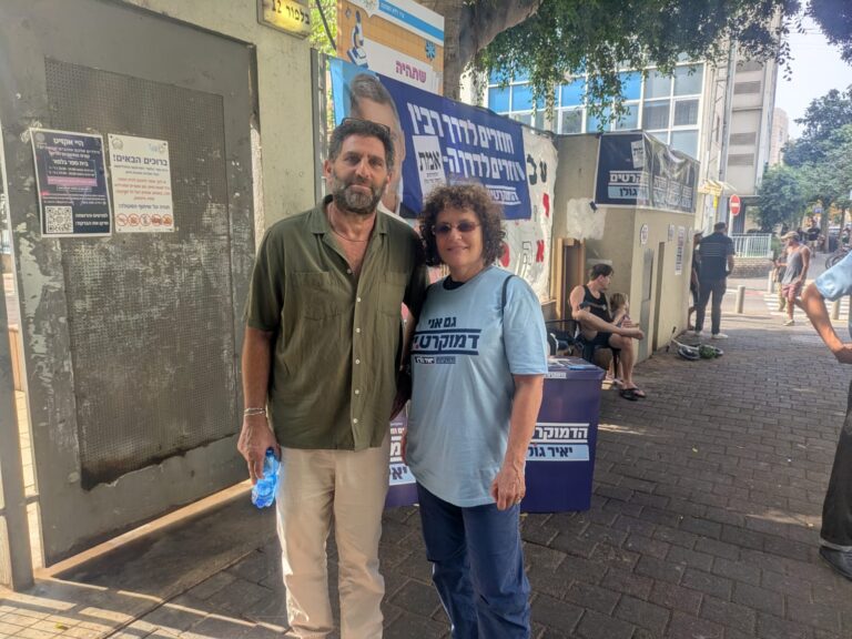 בחירות 2026- יוסי מרשק ואורה פעילה מהדמוקרטים (צילום: ניצן צבי כהן)